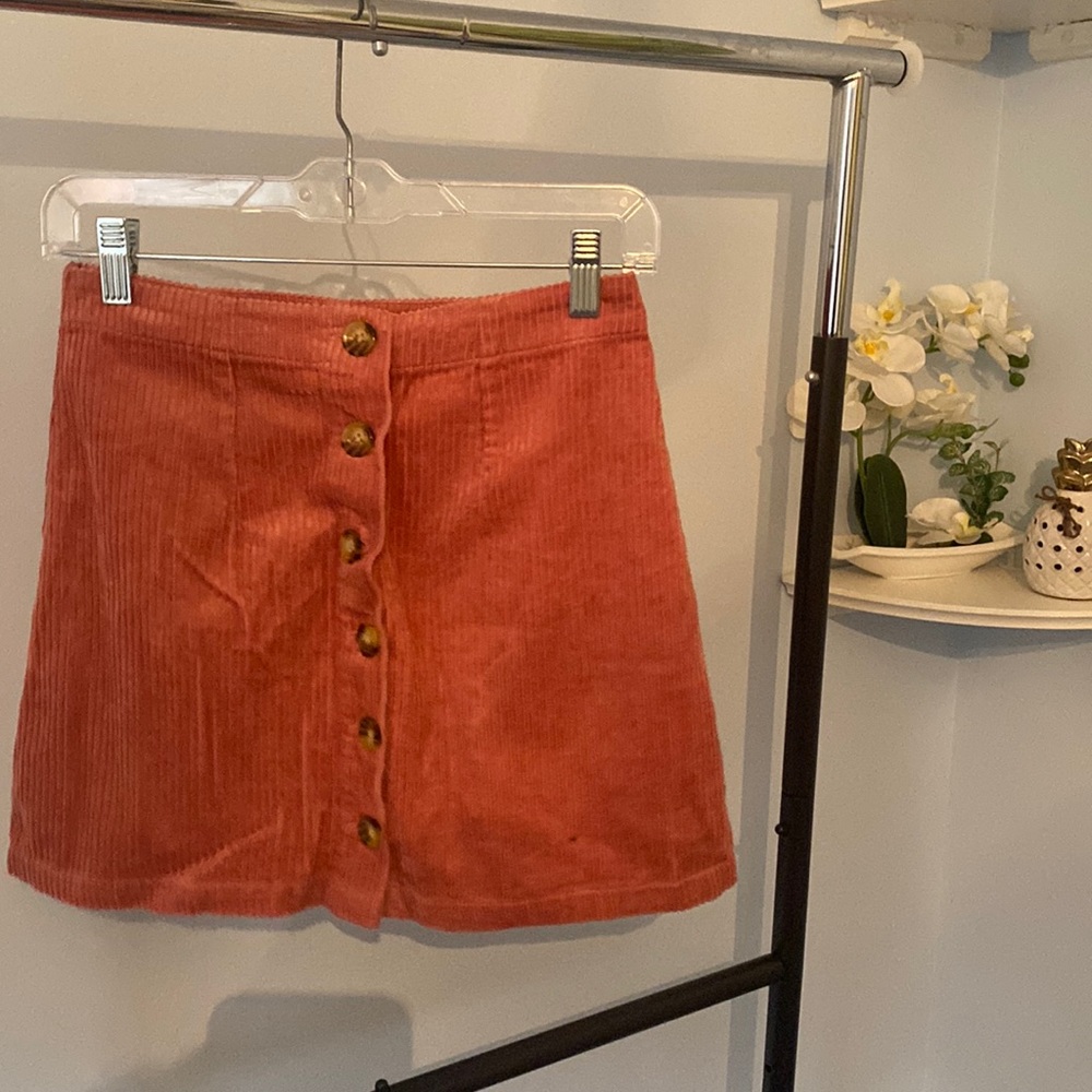 Mauve corduroy mini skirt with brown buttons